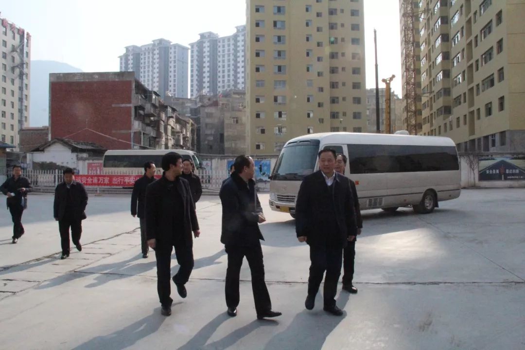 隴南市委常委、常務(wù)副市長張慶宏、副市長徐世林、市人大副主任陳榮等一行深入隴運集團公司武都汽車站開展春節(jié)前走訪慰問活動