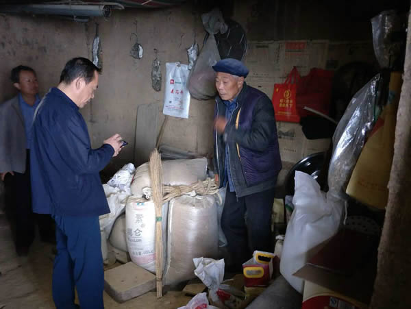 隴運(yùn)集團(tuán)公司黨委書記、董事長李寅祥同志深入琵琶鎮(zhèn)寧強(qiáng)村開展幫扶工作
