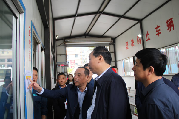 市安委辦主任、安監(jiān)局局長(zhǎng)李永宏一行到隴運(yùn)集團(tuán)公司檢查指導(dǎo)工作
