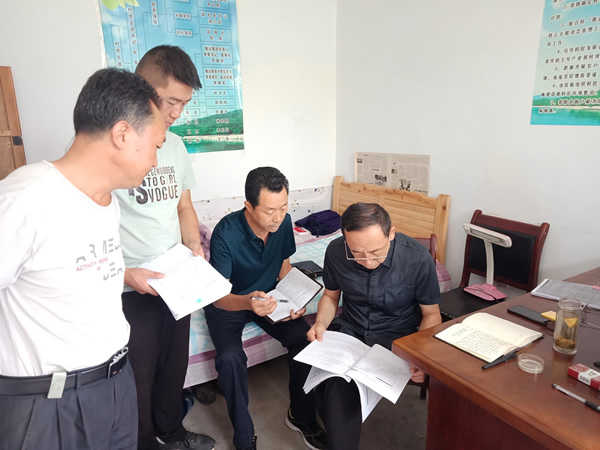 隴運(yùn)集團(tuán)公司黨委書記、董事長李寅祥深入琵琶鎮(zhèn)寧強(qiáng)村檢查指導(dǎo)幫扶工作