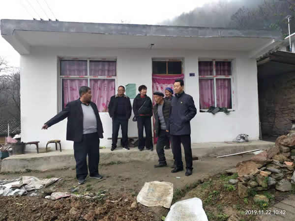 隴運(yùn)集團(tuán)公司開(kāi)展“解難題、辦實(shí)事、送溫暖”主題黨日活動(dòng)